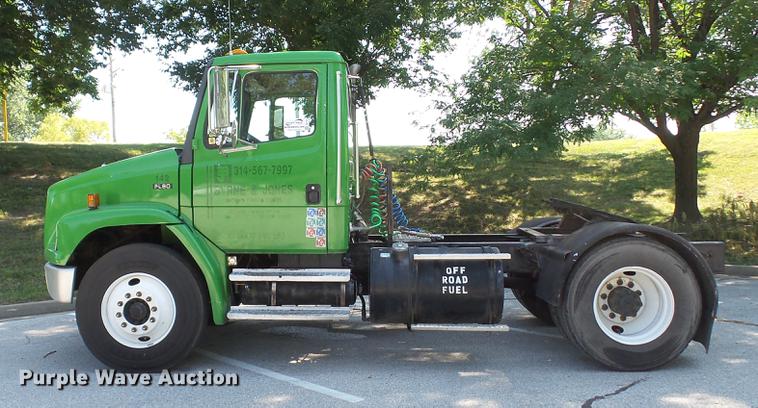 image for item DD7251 2000 Freightliner FL80 semi truck