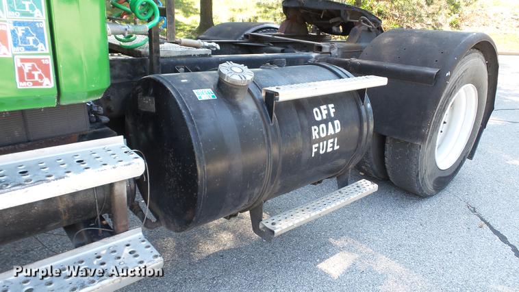 image for item DD7251 2000 Freightliner FL80 semi truck