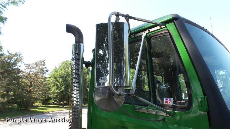 image for item DD7251 2000 Freightliner FL80 semi truck