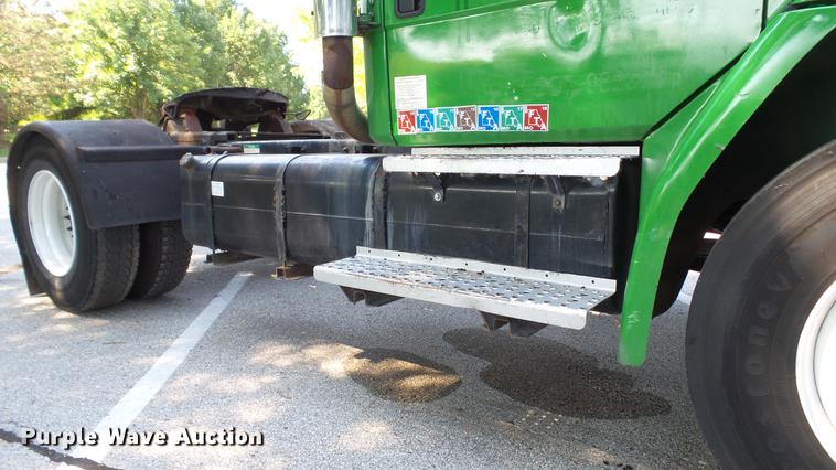 image for item DD7251 2000 Freightliner FL80 semi truck