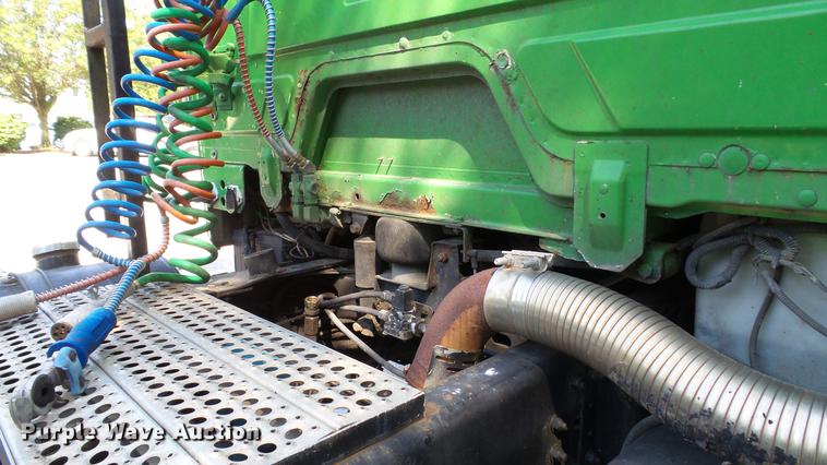 image for item DD7251 2000 Freightliner FL80 semi truck