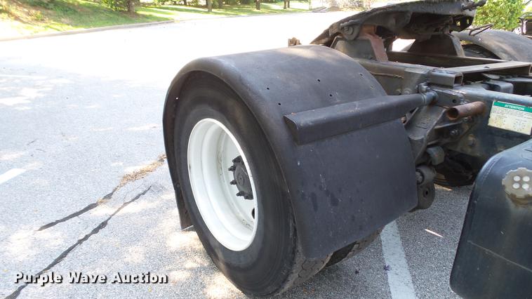 image for item DD7251 2000 Freightliner FL80 semi truck