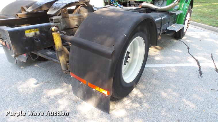 image for item DD7251 2000 Freightliner FL80 semi truck