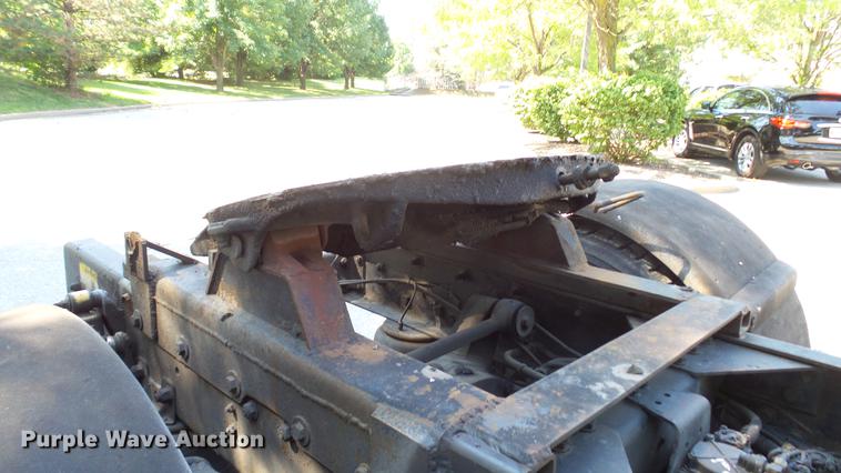 image for item DD7251 2000 Freightliner FL80 semi truck