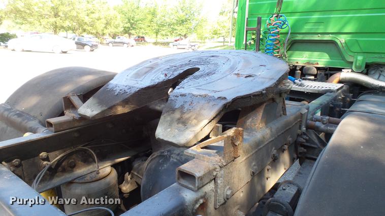 image for item DD7251 2000 Freightliner FL80 semi truck