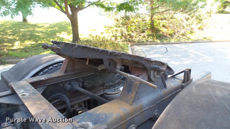 image for item DD7251 2000 Freightliner FL80 semi truck