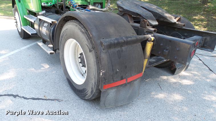 image for item DD7251 2000 Freightliner FL80 semi truck