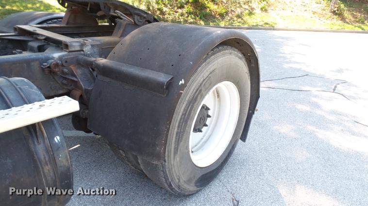 image for item DD7251 2000 Freightliner FL80 semi truck