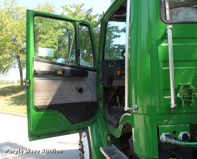 image for item DD7251 2000 Freightliner FL80 semi truck