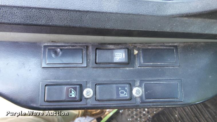 image for item DD7251 2000 Freightliner FL80 semi truck