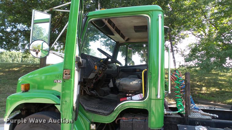 image for item DD7251 2000 Freightliner FL80 semi truck