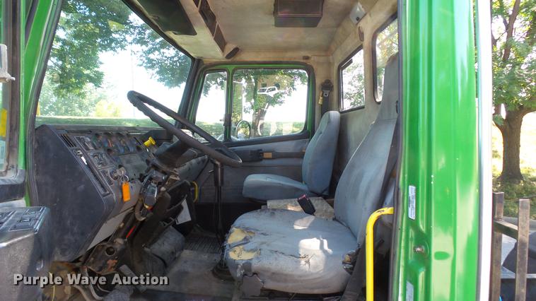 image for item DD7251 2000 Freightliner FL80 semi truck