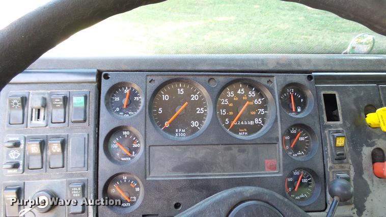 image for item DD7251 2000 Freightliner FL80 semi truck