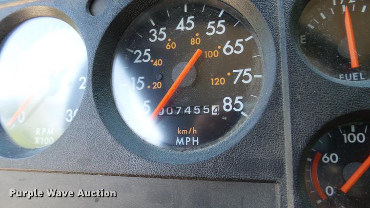 image for item DD7251 2000 Freightliner FL80 semi truck