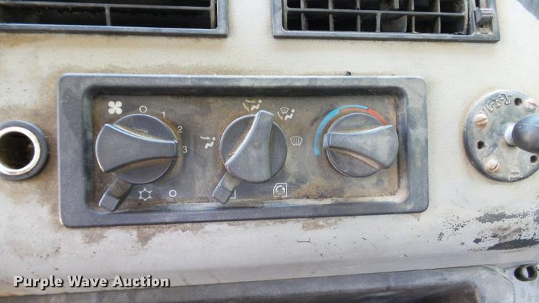 image for item DD7251 2000 Freightliner FL80 semi truck