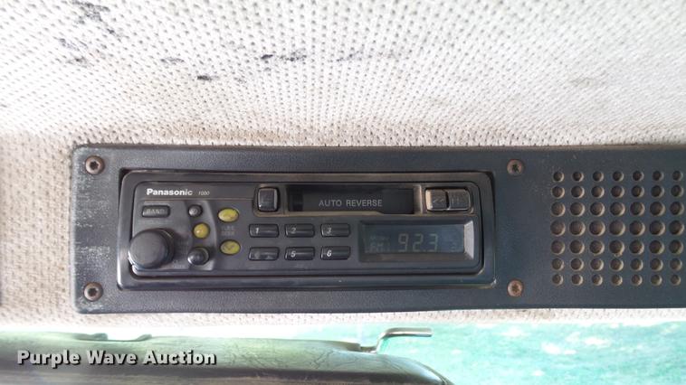 image for item DD7251 2000 Freightliner FL80 semi truck