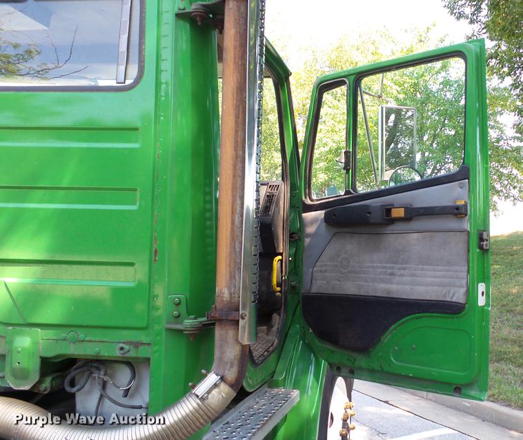 image for item DD7251 2000 Freightliner FL80 semi truck