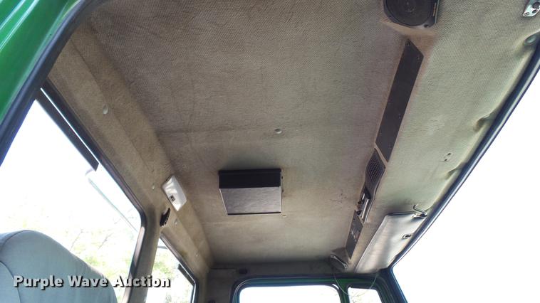 image for item DD7251 2000 Freightliner FL80 semi truck