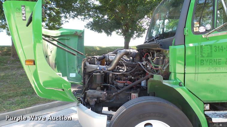 image for item DD7251 2000 Freightliner FL80 semi truck