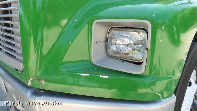 image for item DD7251 2000 Freightliner FL80 semi truck