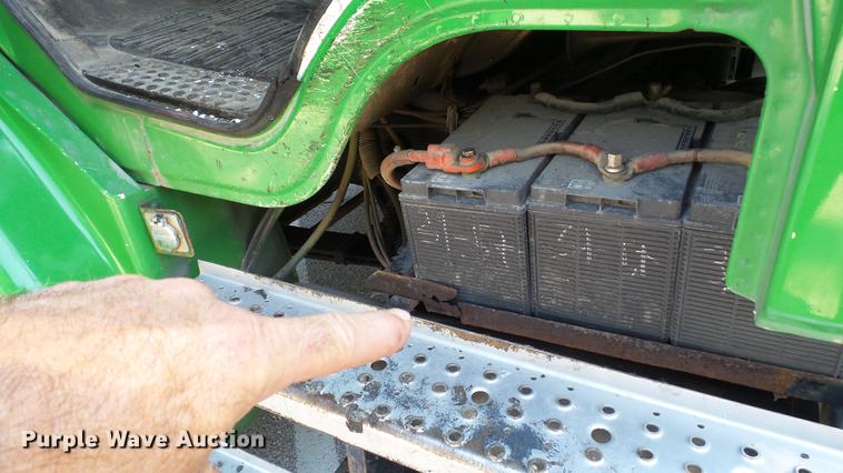 image for item DD7251 2000 Freightliner FL80 semi truck