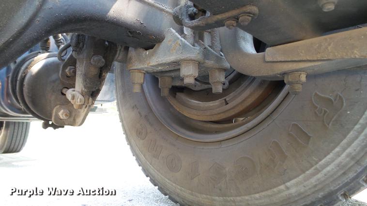 image for item DD7251 2000 Freightliner FL80 semi truck