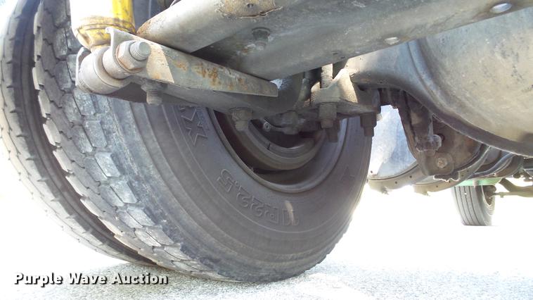 image for item DD7251 2000 Freightliner FL80 semi truck