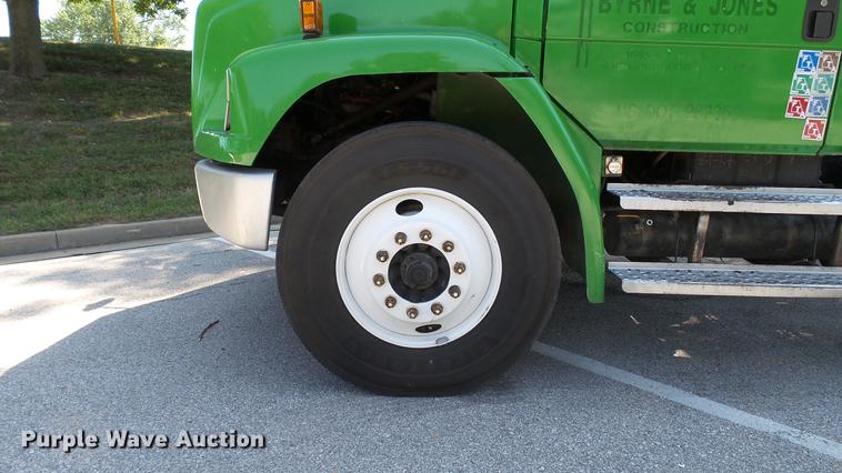 image for item DD7251 2000 Freightliner FL80 semi truck