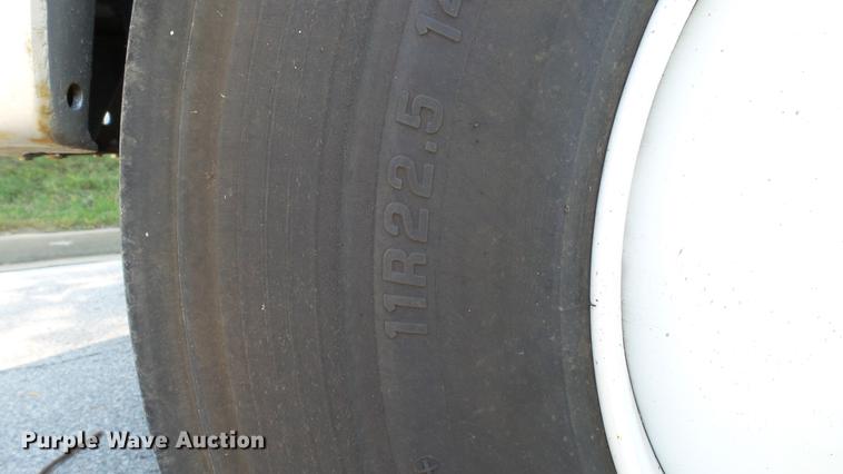 image for item DD7251 2000 Freightliner FL80 semi truck