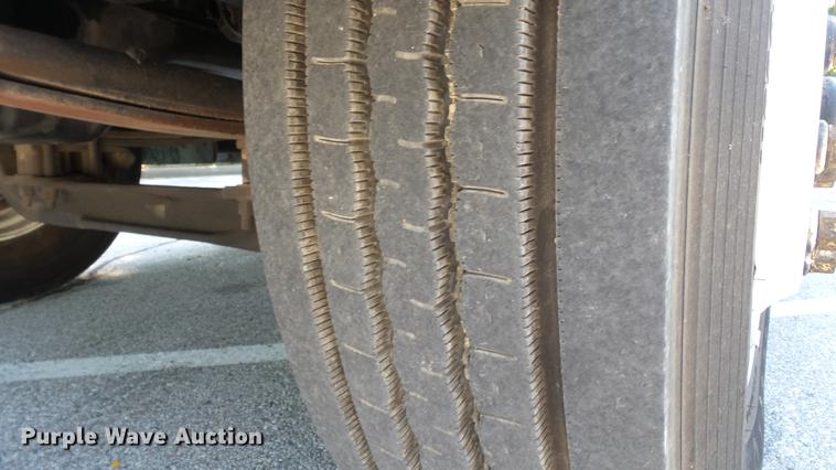 image for item DD7251 2000 Freightliner FL80 semi truck