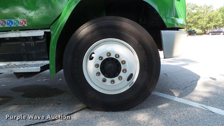 image for item DD7251 2000 Freightliner FL80 semi truck