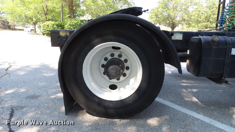 image for item DD7251 2000 Freightliner FL80 semi truck