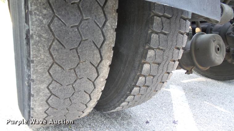 image for item DD7251 2000 Freightliner FL80 semi truck