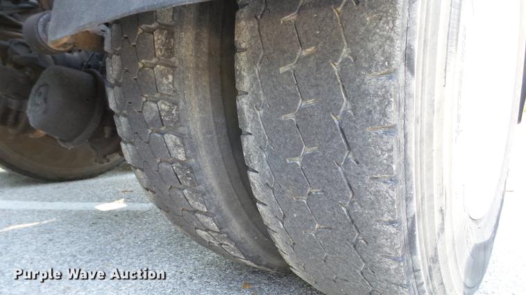 image for item DD7251 2000 Freightliner FL80 semi truck