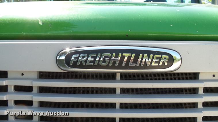 image for item DD7251 2000 Freightliner FL80 semi truck