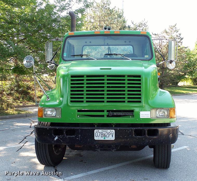 image for item DD7252 1997 International 8100 semi truck