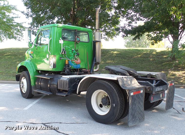 image for item DD7252 1997 International 8100 semi truck