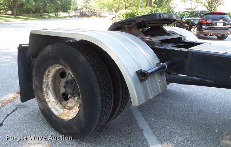 image for item DD7252 1997 International 8100 semi truck