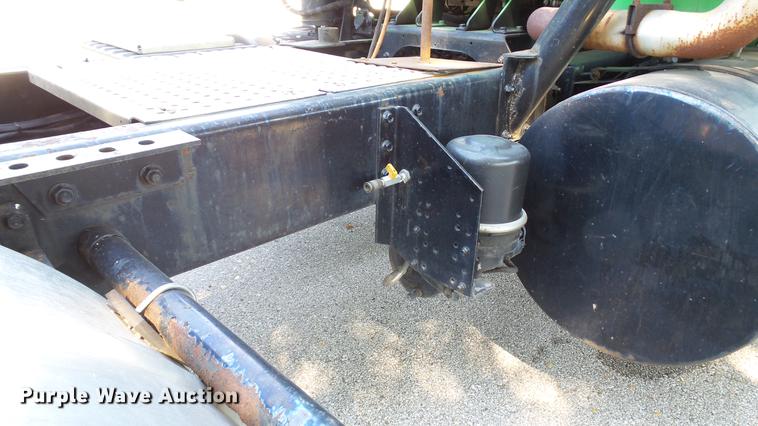 image for item DD7252 1997 International 8100 semi truck