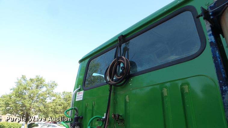 image for item DD7252 1997 International 8100 semi truck