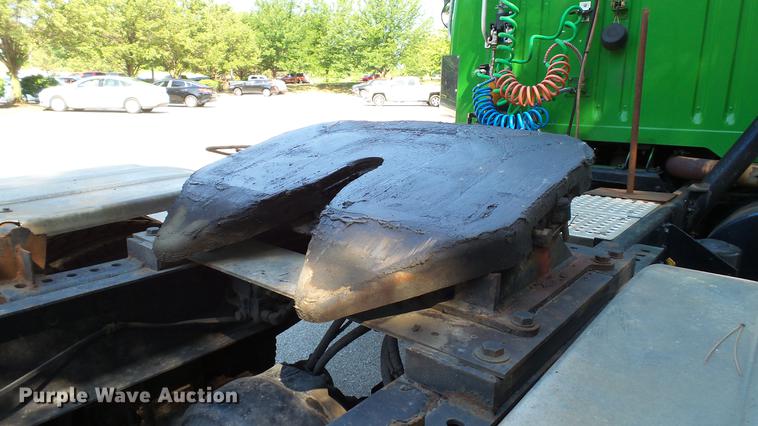 image for item DD7252 1997 International 8100 semi truck