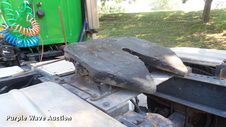 image for item DD7252 1997 International 8100 semi truck