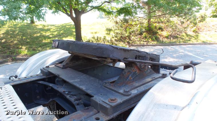 image for item DD7252 1997 International 8100 semi truck