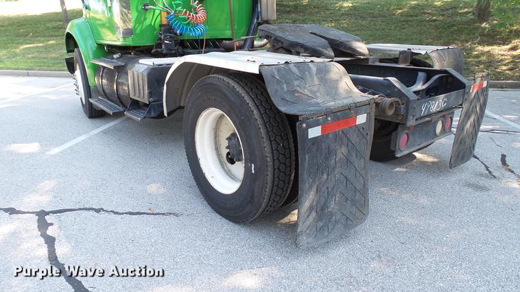 image for item DD7252 1997 International 8100 semi truck