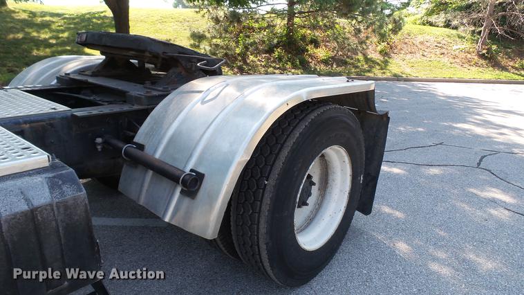 image for item DD7252 1997 International 8100 semi truck