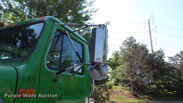 image for item DD7252 1997 International 8100 semi truck