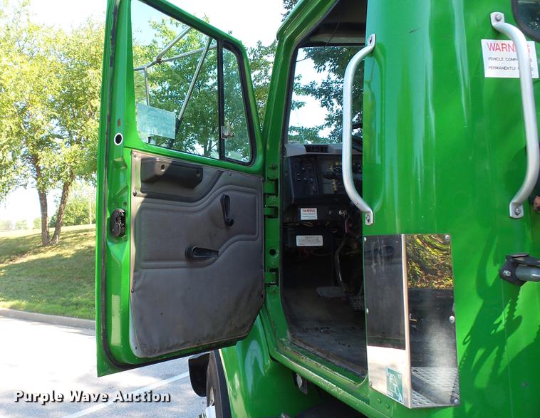 image for item DD7252 1997 International 8100 semi truck