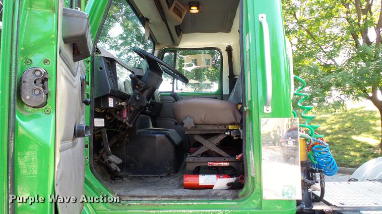 image for item DD7252 1997 International 8100 semi truck