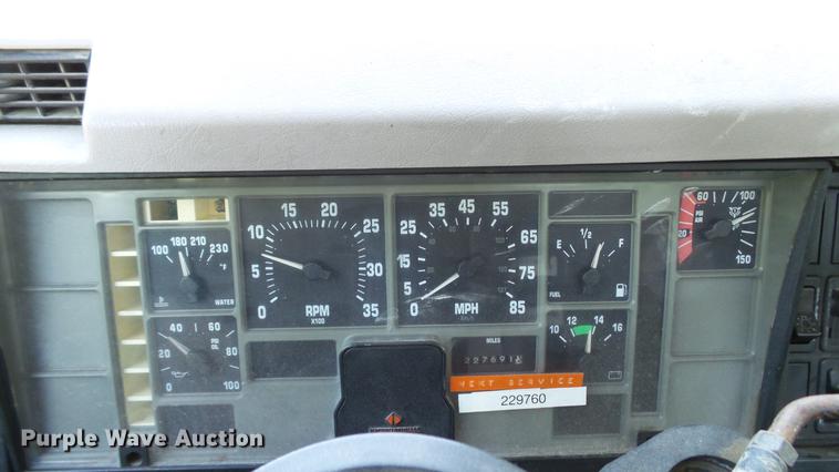 image for item DD7252 1997 International 8100 semi truck