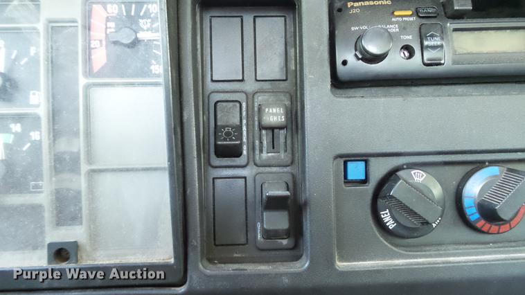 image for item DD7252 1997 International 8100 semi truck